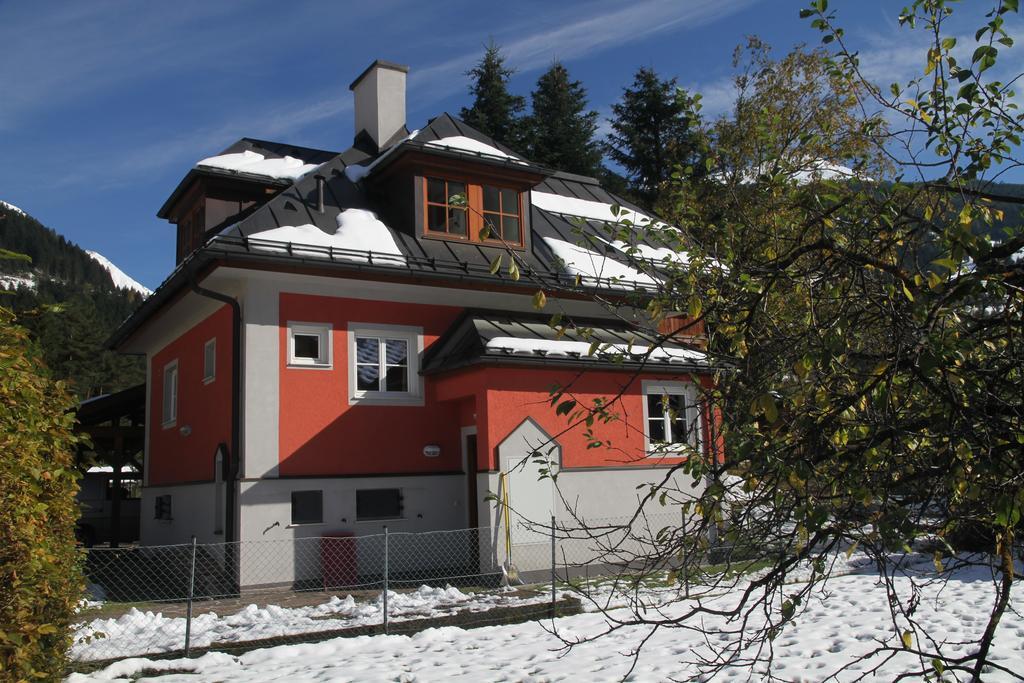 Villa Schnuck - das rote Ferienhaus Bad Gastein Exterior foto