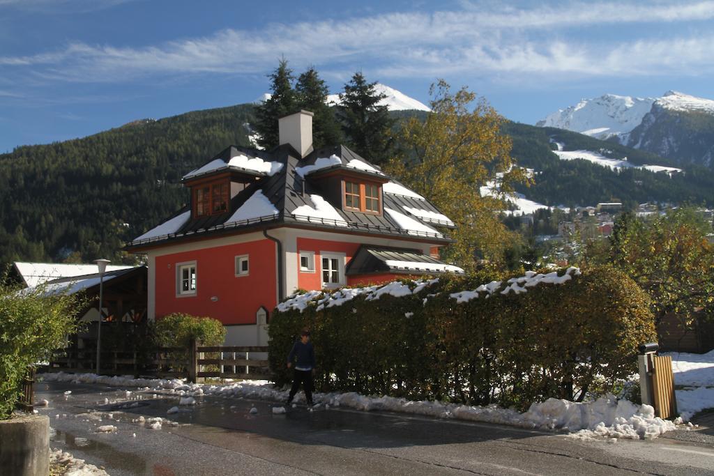Villa Schnuck - das rote Ferienhaus Bad Gastein Exterior foto